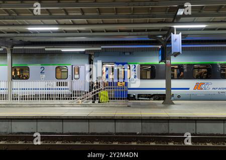 Polen, Woiwodschaft Großpolen, Posen. Dezember 2023. Hauptbahnhof Posen Glowny. Blick auf den polnischen PKP-Zug. Stockfoto
