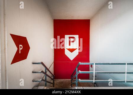 Eingang zur Tiefgarage. Rotes Schild an der Betonwand. Stockfoto