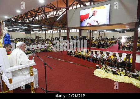 Papst Franziskus nimmt am 11. September 2024 an einem Treffen mit Jugendlichen in Dili, Timor-Leste Teil. Die Begegnung fand im Kongresszentrum statt und war die letzte öffentliche Veranstaltung der Apostolischen Reise des Papstes nach Timor-Leste. Timor-Leste ist der dritte Halt einer 12-tägigen Marathon-Tour in den asiatisch-pazifischen Raum. Foto von (EV) Vatican Media/ABACAPRESS. COM Credit: Abaca Press/Alamy Live News Stockfoto