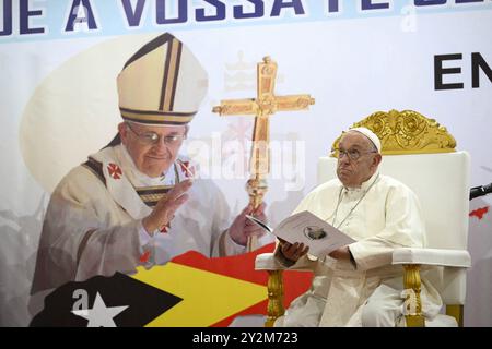 Papst Franziskus nimmt am 11. September 2024 an einem Treffen mit Jugendlichen in Dili, Timor-Leste Teil. Die Begegnung fand im Kongresszentrum statt und war die letzte öffentliche Veranstaltung der Apostolischen Reise des Papstes nach Timor-Leste. Timor-Leste ist der dritte Halt einer 12-tägigen Marathon-Tour in den asiatisch-pazifischen Raum. Foto von (EV) Vatican Media/ABACAPRESS. COM Credit: Abaca Press/Alamy Live News Stockfoto