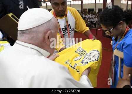 Papst Franziskus nimmt am 11. September 2024 an einem Treffen mit Jugendlichen in Dili, Timor-Leste Teil. Die Begegnung fand im Kongresszentrum statt und war die letzte öffentliche Veranstaltung der Apostolischen Reise des Papstes nach Timor-Leste. Timor-Leste ist der dritte Halt einer 12-tägigen Marathon-Tour in den asiatisch-pazifischen Raum. Foto von (EV) Vatican Media/ABACAPRESS. COM Credit: Abaca Press/Alamy Live News Stockfoto