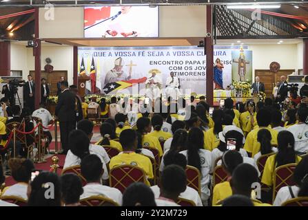 Papst Franziskus nimmt am 11. September 2024 an einem Treffen mit Jugendlichen in Dili, Timor-Leste Teil. Die Begegnung fand im Kongresszentrum statt und war die letzte öffentliche Veranstaltung der Apostolischen Reise des Papstes nach Timor-Leste. Timor-Leste ist der dritte Halt einer 12-tägigen Marathon-Tour in den asiatisch-pazifischen Raum. Foto von (EV) Vatican Media/ABACAPRESS. COM Credit: Abaca Press/Alamy Live News Stockfoto