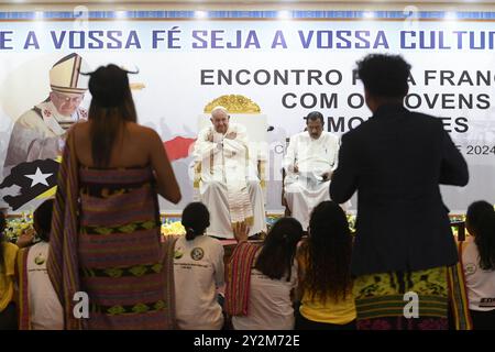 Papst Franziskus nimmt am 11. September 2024 an einem Treffen mit Jugendlichen in Dili, Timor-Leste Teil. Die Begegnung fand im Kongresszentrum statt und war die letzte öffentliche Veranstaltung der Apostolischen Reise des Papstes nach Timor-Leste. Timor-Leste ist der dritte Halt einer 12-tägigen Marathon-Tour in den asiatisch-pazifischen Raum. Foto von (EV) Vatican Media/ABACAPRESS. COM Credit: Abaca Press/Alamy Live News Stockfoto