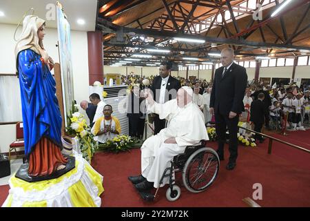 Papst Franziskus nimmt am 11. September 2024 an einem Treffen mit Jugendlichen in Dili, Timor-Leste Teil. Die Begegnung fand im Kongresszentrum statt und war die letzte öffentliche Veranstaltung der Apostolischen Reise des Papstes nach Timor-Leste. Timor-Leste ist der dritte Halt einer 12-tägigen Marathon-Tour in den asiatisch-pazifischen Raum. Foto von (EV) Vatican Media/ABACAPRESS. COM Credit: Abaca Press/Alamy Live News Stockfoto