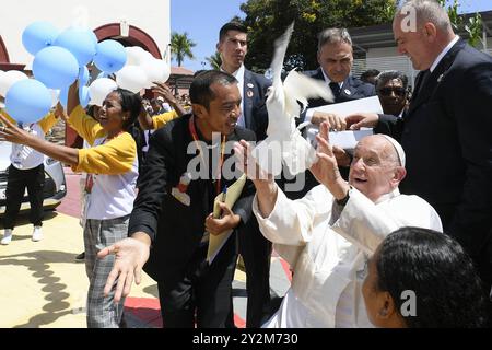 Papst Franziskus nimmt am 11. September 2024 an einem Treffen mit Jugendlichen in Dili, Timor-Leste Teil. Die Begegnung fand im Kongresszentrum statt und war die letzte öffentliche Veranstaltung der Apostolischen Reise des Papstes nach Timor-Leste. Timor-Leste ist der dritte Halt einer 12-tägigen Marathon-Tour in den asiatisch-pazifischen Raum. Foto von (EV) Vatican Media/ABACAPRESS. COM Credit: Abaca Press/Alamy Live News Stockfoto