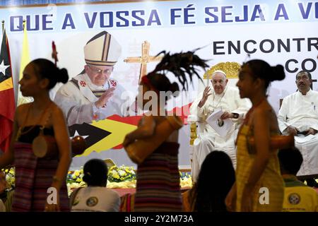 Papst Franziskus nimmt am 11. September 2024 an einem Treffen mit Jugendlichen in Dili, Timor-Leste Teil. Die Begegnung fand im Kongresszentrum statt und war die letzte öffentliche Veranstaltung der Apostolischen Reise des Papstes nach Timor-Leste. Timor-Leste ist der dritte Halt einer 12-tägigen Marathon-Tour in den asiatisch-pazifischen Raum. Foto von (EV) Vatican Media/ABACAPRESS. COM Credit: Abaca Press/Alamy Live News Stockfoto