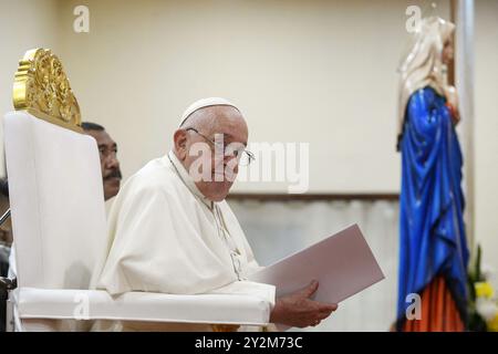 Papst Franziskus nimmt am 11. September 2024 an einem Treffen mit Jugendlichen in Dili, Timor-Leste Teil. Die Begegnung fand im Kongresszentrum statt und war die letzte öffentliche Veranstaltung der Apostolischen Reise des Papstes nach Timor-Leste. Timor-Leste ist der dritte Halt einer 12-tägigen Marathon-Tour in den asiatisch-pazifischen Raum. Foto von (EV) Vatican Media/ABACAPRESS. COM Credit: Abaca Press/Alamy Live News Stockfoto