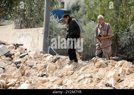 Jenin, Westjordanland, Palästina. 27. Oktober 2023. Palästinenser umgeben von der Zerstörung, die israelische Truppen bei einem israelischen Angriff auf das palästinensische Flüchtlingslager Dschenin am Freitag, den 27. Neben dem Mord an drei jungen palästinensischen Männern bei Konfrontationen mit Mitgliedern des Dschenin-Bataillons, die den Angriff abwehren wollten, führten israelische Bulldozer Zerstörung und Sabotage des Lagers und seiner Infrastruktur durch. Seit dem 7. Oktober wurden im Westjordanland über 100 Palästinenser getötet und über 1.900 weitere verletzt Stockfoto