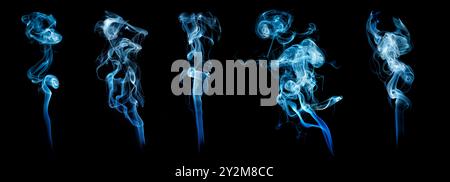 Eine Reihe blauer Rauchformen, die sich vor schwarzem Hintergrund aufwirbeln und einzigartige Formen und Bewegungen zeigen. Stockfoto