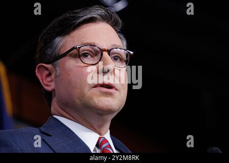 Washington, Usa. September 2024. Der Sprecher des US-Repräsentantenhauses Mike Johnson (Republikaner von Louisiana) wird am Dienstag, den 10. September 2024, im Capitol Building in Washington DC, USA, während einer Pressekonferenz mit der Führung des Repräsentantenhauses gesehen. Foto: Aaron Schwartz/CNP/ABACAPRESS. COM Credit: Abaca Press/Alamy Live News Stockfoto