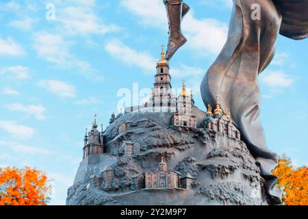 Kiew, Ukraine - 14. Oktober 2023: Nahaufnahme der kunstvollen Glocke mit Miniaturen von Kiews berühmtesten Kirchen, gekrönt von einer Statue des Erzengs Stockfoto