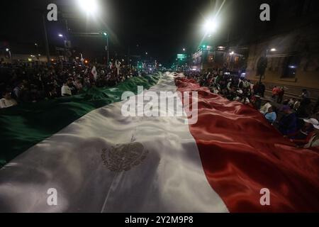 Mexiko-Stadt, Mexiko. September 2024. Enfrentamiento entre granaderos y trabajadores del Poder Judicial, en las inmediaciones de la antigua sede del Senado en Xicoténcatl. Ian Robles Credit: SIPA USA/Alamy Live News Stockfoto