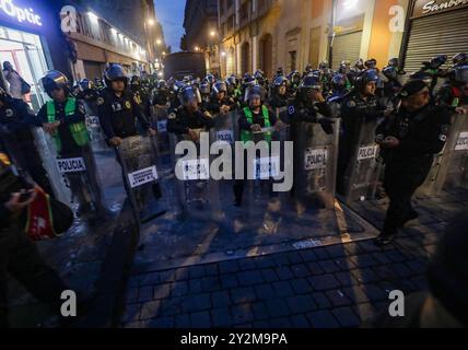 Mexiko-Stadt, Mexiko. September 2024. Enfrentamiento entre granaderos y trabajadores del Poder Judicial, en las inmediaciones de la antigua sede del Senado en Xicoténcatl. Ian Robles Credit: SIPA USA/Alamy Live News Stockfoto