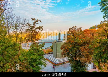 Kiew, Ukraine - 14. Oktober 2023: Blick auf das Denkmal für Prinz Wolodymyr den Großen in Kiew, umgeben von bunten Herbstbäumen und dem Fluss Dnipser Stockfoto