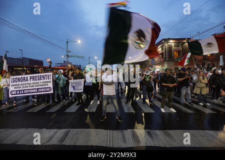 Mexiko-Stadt, Mexiko. September 2024. Enfrentamiento entre granaderos y trabajadores del Poder Judicial, en las inmediaciones de la antigua sede del Senado en Xicoténcatl. Ian Robles Credit: SIPA USA/Alamy Live News Stockfoto