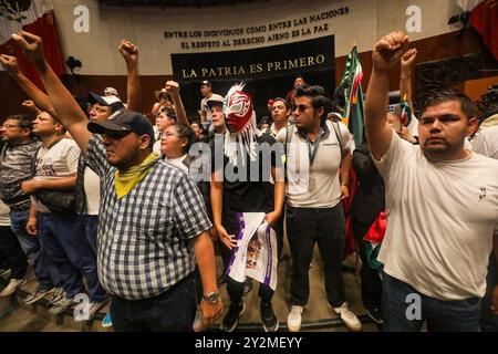 Mexiko-Stadt, Mexiko. 10. September 2024 Judiciary Workers, die gegen die Justizreform des umstrittenen mexikanischen Präsidenten Andres Manuel Lopez Obrador protestierten, drangen in den Senat der Republik ein und unterbrachen die Sitzung über die Genehmigung der Justizreform. Am 10. September 2024 in Mexiko-Stadt. (Kreditbild: © Ian Robles/OKULARIS via ZUMA Press Wire) NUR REDAKTIONELLE VERWENDUNG! Nicht für kommerzielle ZWECKE! Stockfoto