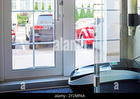 Stilvolles Interieur mit Eingangstüren nach außen und Parkplatz Stockfoto