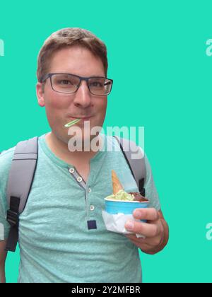 Ein Mann isst Eis mit Freude Stockfoto
