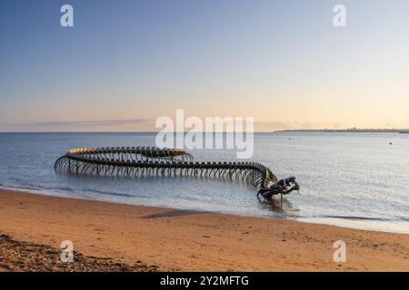 Die Meeresschlange ist ein Werk des Künstlers Huang Yong Ping. Das Skelett einer langen Seeschlange – Frankreich, Loire Atlantique, St. Brévin the Stockfoto