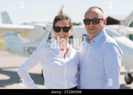 Paar boarding Flugzeug im Hangar Stockfoto