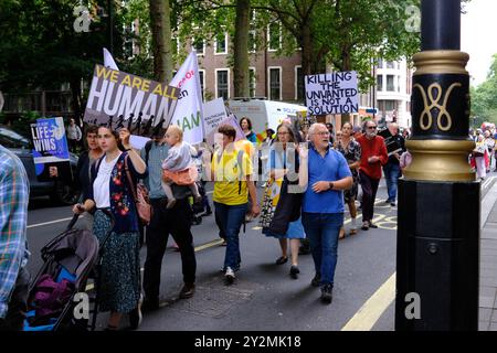 7. September 2024 - London UK: Pro-Life Anti-abtreibungsmarsch mit Plakaten und Schildern Stockfoto