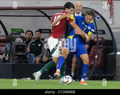 Budapest, Ungarn. September 2024. Dominik Szoboszlai (L) von Ungarn streitet mit Amar Dedic von Bosnien und Herzegowina während des Spiels der UEFA Nations League Gruppe A3 zwischen Ungarn und Bosnien und Herzegowina in Budapest, Ungarn, 10. September 2024. Quelle: Attila Volgyi/Xinhua/Alamy Live News Stockfoto