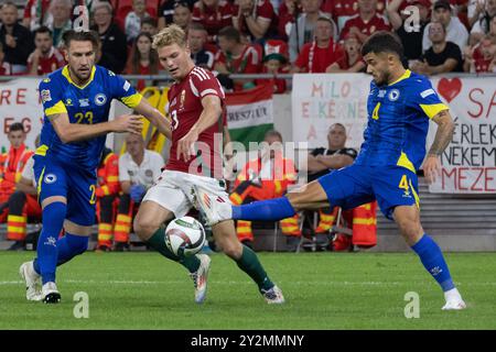 Budapest, Ungarn. September 2024. Jusuf Gazibegovic (R) aus Bosnien und Herzegowina tritt am 10. September 2024 beim Spiel der UEFA Nations League Gruppe A3 zwischen Ungarn und Bosnien und Herzegowina in Budapest an. Quelle: Attila Volgyi/Xinhua/Alamy Live News Stockfoto