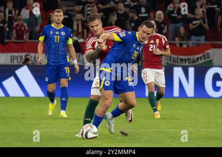 Budapest, Ungarn. September 2024. Tamas Nikitscher (Front L) von Ungarn streitet mit Dario Saric (Front R) von Bosnien und Herzegowina während des Spiels der UEFA Nations League Gruppe A3 zwischen Ungarn und Bosnien und Herzegowina in Budapest, Ungarn, 10. September 2024. Quelle: Attila Volgyi/Xinhua/Alamy Live News Stockfoto