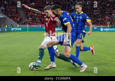 Budapest, Ungarn. September 2024. Bendeguz Bolla (L) von Ungarn streitet mit Adrian Leon Barisic (C) von Bosnien und Herzegowina während des Spiels der Gruppe A3 der UEFA Nations League zwischen Ungarn und Bosnien und Herzegowina in Budapest, Ungarn, 10. September 2024. Quelle: Attila Volgyi/Xinhua/Alamy Live News Stockfoto