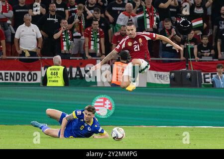 Budapest, Ungarn. September 2024. Endre Botka (Top) von Ungarn streitet mit Benjamin Tahirovic von Bosnien und Herzegowina während des Spiels der UEFA Nations League Gruppe A3 zwischen Ungarn und Bosnien und Herzegowina in Budapest, Ungarn, 10. September 2024. Quelle: Attila Volgyi/Xinhua/Alamy Live News Stockfoto