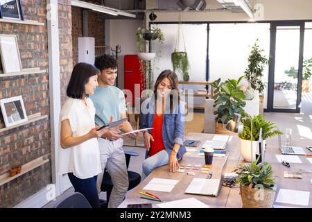 Zusammenarbeit bei Interior Design Projekt, verschiedene Teams diskutieren Ideen in modernen Büros Stockfoto