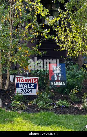 Political Yard Plakate, private Wahlplakate, für die bevorstehenden Präsidentschaftswahlen in den Vereinigten Staaten zwischen der demokratischen Kandidatin Kamala Harris und dem republikanischen Kandidaten Donald Trump in den Vorstädten von Evanston, einem Vorort von Chicago, Illinois, USA Stockfoto