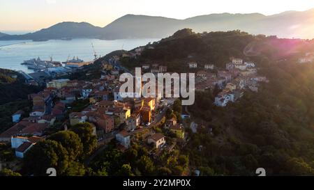 Pitelli, eine kleine Stadt in Italien. Drohne bei Sonnenuntergang. Meer im Hintergrund. Stockfoto