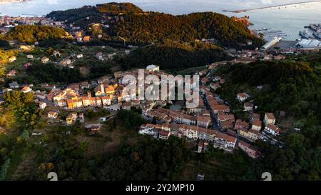 Pitelli, eine kleine Stadt in Italien. Drohne bei Sonnenuntergang. Meer im Hintergrund. Stockfoto