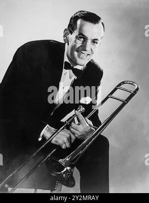 Jazz- und Big-Band-Legende mit seiner Posaune - Publicity-Foto von Glenn Miller (1939) Portrait Photo Stockfoto