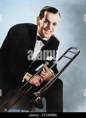 Werbefoto von Glenn Miller mit seiner Posaune (1939) Portrait Photo coloriert Stockfoto