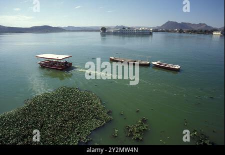 Blick auf den Jagmandir Palast am Pichhola See in der Stadt Udaipur in der Provinz Rajasthan in Indien. Indien, Udaipur, Januar 1998 Stockfoto