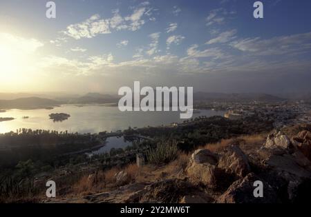 Blick auf den Jagmandir Palast am Pichhola See in der Stadt Udaipur in der Provinz Rajasthan in Indien. Indien, Udaipur, Januar 1998 Stockfoto