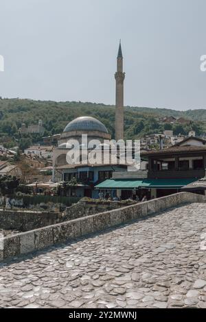 Ein Blick auf das berühmte Minarett der Sinan Pascha Moschee in der historischen Altstadt von Prizren im Kosovo auf dem Balkan. Blick von der Old Stone Bridge. Stockfoto