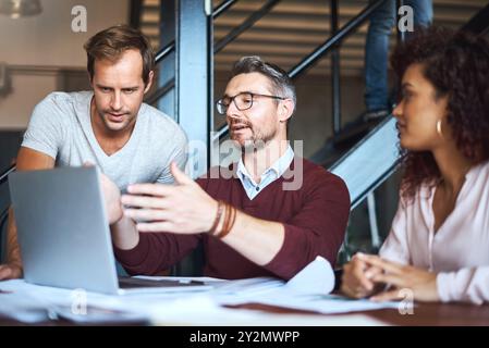 Gruppe, Kreativ und Diskussion von Projekt, Laptop und Überprüfung von Filmmaterial, Kameramann und Planung. Talk, Feedback und Teamwork für Film, Regisseur Stockfoto