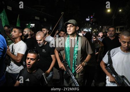 . Jenin, Westjordanland, Palästina. 31. Juli 2024. Bewaffnete palästinensische Militante auf einer großen Demonstration in Dschenin, um die Ermordung des politischen Führers der Hamas Ismail Haniyeh am frühen Mittwoch in Teheran zu verurteilen. Die Demonstranten hoben Flaggen und Banner der Hamas und skandierten zur Unterstützung des palästinensischen Widerstands und gegen die israelische Besatzung, während sie in Dschenin marschierten. Ähnliche Proteste fanden in mehreren Städten und Städten im Westjordanland statt. Haniyeh war im Iran, um an der Einweihung von Massoud Pezeskian als neuer Präsident des Landes teilzunehmen, als er in einem Streik getötet wurde, für den die Hamas ISR verantwortlich gemacht hat Stockfoto