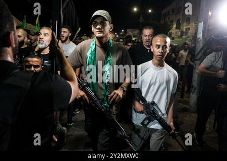 . Jenin, Westjordanland, Palästina. 31. Juli 2024. Bewaffnete palästinensische Militante auf einer großen Demonstration in Dschenin, um die Ermordung des politischen Führers der Hamas Ismail Haniyeh am frühen Mittwoch in Teheran zu verurteilen. Die Demonstranten hoben Flaggen und Banner der Hamas und skandierten zur Unterstützung des palästinensischen Widerstands und gegen die israelische Besatzung, während sie in Dschenin marschierten. Ähnliche Proteste fanden in mehreren Städten und Städten im Westjordanland statt. Haniyeh war im Iran, um an der Einweihung von Massoud Pezeskian als neuer Präsident des Landes teilzunehmen, als er in einem Streik getötet wurde, für den die Hamas ISR verantwortlich gemacht hat Stockfoto