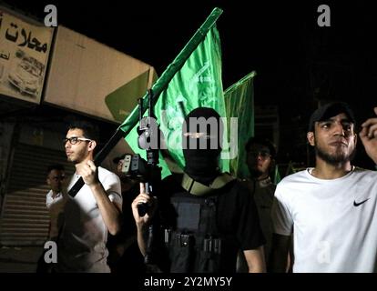 . Jenin, Westjordanland, Palästina. 31. Juli 2024. Bewaffnete palästinensische Militante auf einer großen Demonstration in Dschenin, um die Ermordung des politischen Führers der Hamas Ismail Haniyeh am frühen Mittwoch in Teheran zu verurteilen. Die Demonstranten hoben Flaggen und Banner der Hamas und skandierten zur Unterstützung des palästinensischen Widerstands und gegen die israelische Besatzung, während sie in Dschenin marschierten. Ähnliche Proteste fanden in mehreren Städten und Städten im Westjordanland statt. Haniyeh war im Iran, um an der Einweihung von Massoud Pezeskian als neuer Präsident des Landes teilzunehmen, als er in einem Streik getötet wurde, für den die Hamas ISR verantwortlich gemacht hat Stockfoto