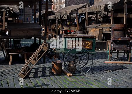 Der Film spielt auf Edinburghs West Parliament Square und wird für die Dreharbeiten von Guillermo del Toros Frankenstein vorbereitet. Stockfoto