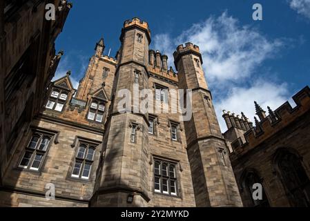 Das New College von William Henry Playfair wurde aus dem Quad neben der Assembly Hall on the Mound in Edinburgh, Schottland, Großbritannien, gesehen. Stockfoto
