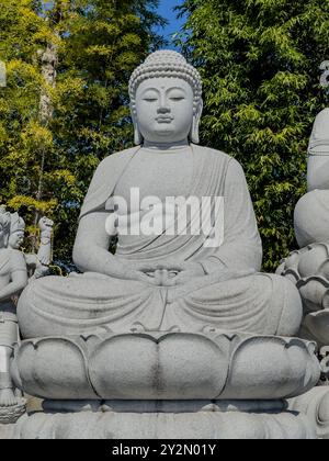 Eine Buddha-Statue im Ishiteji-Tempel, Matsuyama, Japan, in der Dhyana Mudra-Meditationsposition, die spirituelle Reflexion und Erleuchtung darstellt. Stockfoto