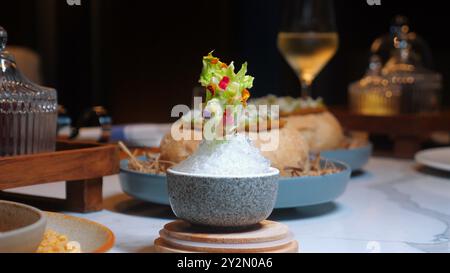 Gourmet-Dining-Erlebnis mit wunderschönem Tafelgericht, mit Stockfoto