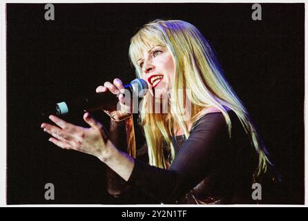 TOYAH, KONZERT, 2002: Punk-Ikone Toyah Wilcox spielt am 18. April 2002 live in einem Stahlpanzer in der Cardiff International Arena in Cardiff, Wales, Vereinigtes Königreich. Foto: Rob Watkins. INFO: Toyah Willcox, auch bekannt als Toyah, ist eine britische Sängerin, Schauspielerin und Moderatorin. In den späten 70ern und 80ern wurde sie bekannt, ihre lebhafte Bühnenpräsenz und ihre vielfältige Karriere umfassen Popmusik, Film und Theater und machten sie zu einer vielseitigen und kultigen Entertainerin. 2024 trat sie auf Strictly Come Dancing auf. Stockfoto