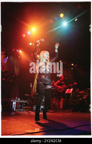 TOYAH, KONZERT, 2002: Punk-Ikone Toyah Wilcox spielt am 18. April 2002 live in einem Brustpanzer aus Stahl, Minirock und hohen Stiefeln in der Cardiff International Arena in Cardiff, Wales, Großbritannien. Foto: Rob Watkins. INFO: Toyah Willcox, auch bekannt als Toyah, ist eine britische Sängerin, Schauspielerin und Moderatorin. In den späten 70ern und 80ern wurde sie bekannt, ihre lebhafte Bühnenpräsenz und ihre vielfältige Karriere umfassen Popmusik, Film und Theater und machten sie zu einer vielseitigen und kultigen Entertainerin. 2024 trat sie auf Strictly Come Dancing auf. Stockfoto