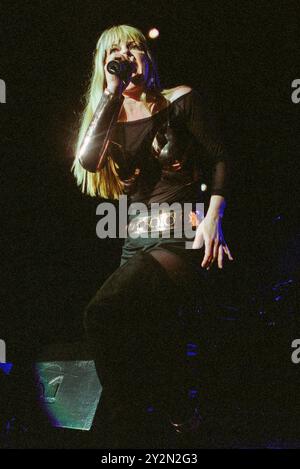 TOYAH, KONZERT, 2002: Punk-Ikone Toyah Wilcox spielt am 18. April 2002 live in einem Stahlpanzer in der Cardiff International Arena in Cardiff, Wales, Vereinigtes Königreich. Foto: Rob Watkins. INFO: Toyah Willcox, auch bekannt als Toyah, ist eine britische Sängerin, Schauspielerin und Moderatorin. In den späten 70ern und 80ern wurde sie bekannt, ihre lebhafte Bühnenpräsenz und ihre vielfältige Karriere umfassen Popmusik, Film und Theater und machten sie zu einer vielseitigen und kultigen Entertainerin. 2024 trat sie auf Strictly Come Dancing auf. Stockfoto